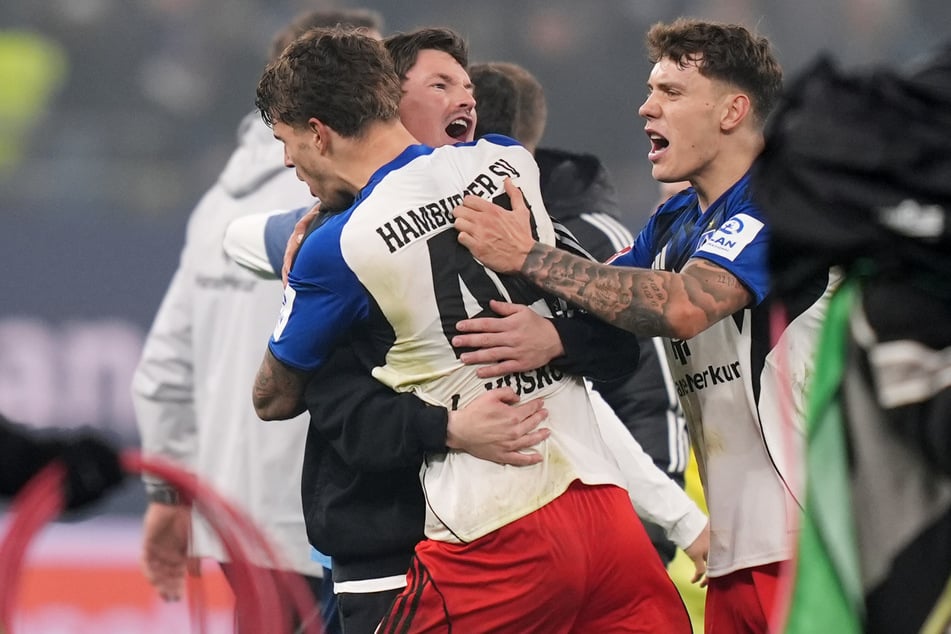 Erleichterung im Volksparkstadion: Merlin Polzin (35) siegt mit seiner Mannschaft im Nordderby gegen Werder Bremen.