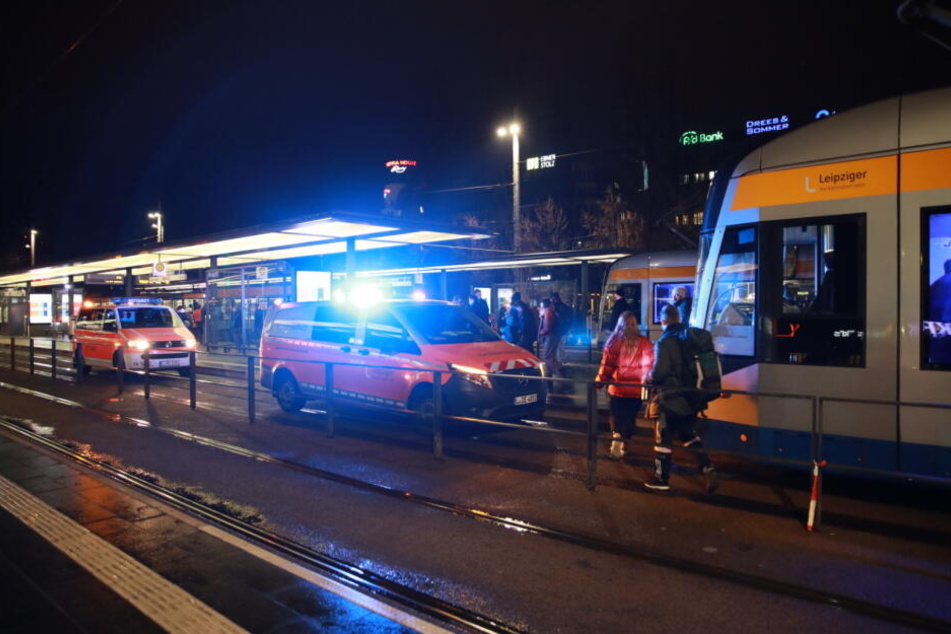 Vor dem Leipziger Hauptbahnhof ist am Freitagabend ein 45-Jähriger gegen eine Straßenbahn gelaufen.