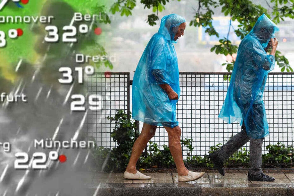 Passanten laufen in Regencapes durch Berlin.