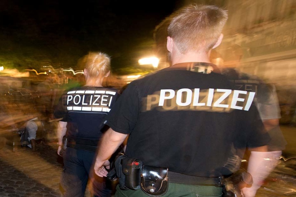 Als die Beamten vor Ort eintrafen, versuchten die drei Männer gerade, in die Wohnung einzudringen. (Symbolbild)