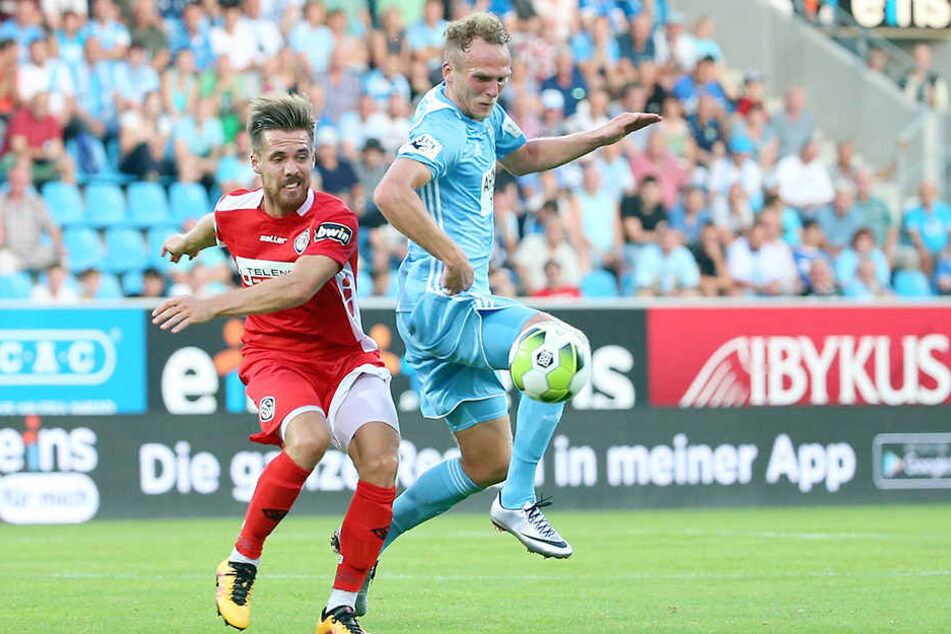 Julius Reinhardt (r., hier im Zweikampf mit Aalens Maximilian Welzmüller) hat schon mal mit Braunschweig im Pokal gegen die Bayern gespielt - und verloren.