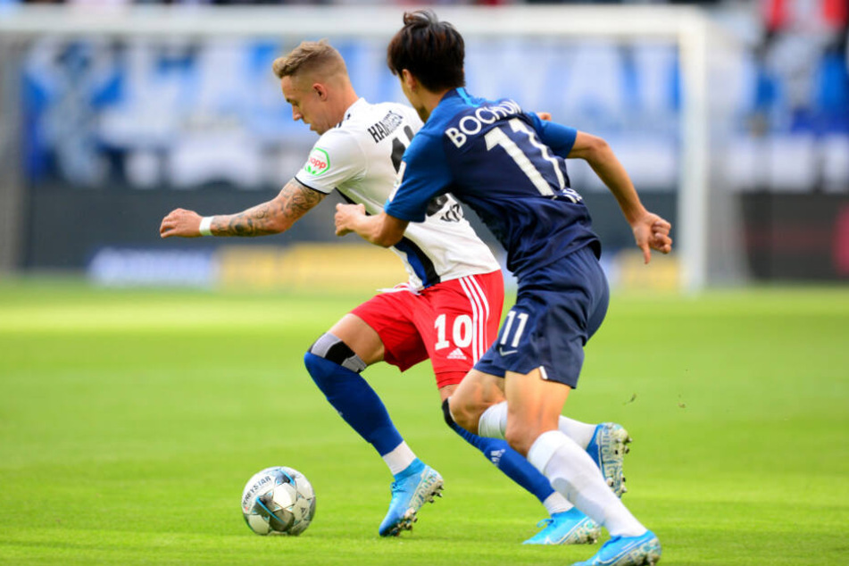 HSV-Spieler Sonny Kittel wird von Bochums Chung-Yong Lee verfolgt.