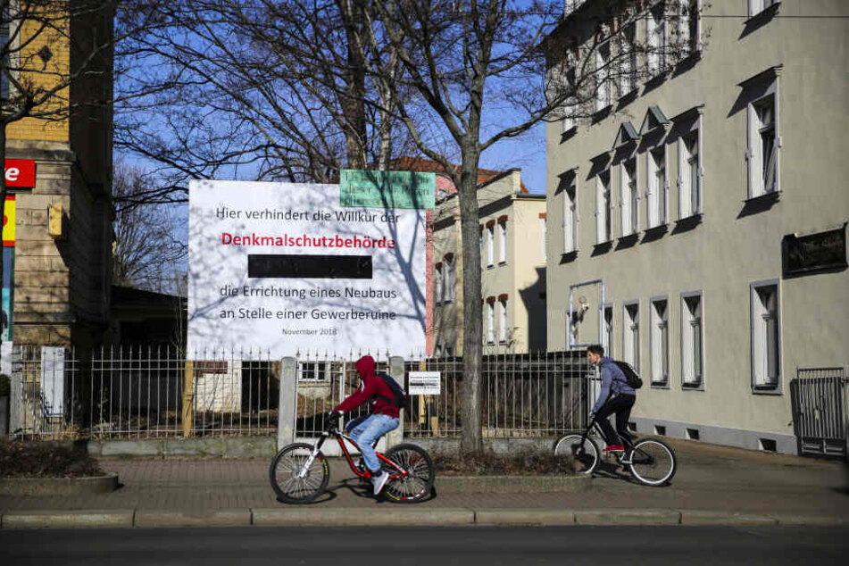 Auf dem "Amts-Pranger" an der Kesselsdorfer Straße sind keine Namen von Mitarbeitern der Denkmalschutzbehörde mehr zu lesen. Auch deren Telefonnummern wurden geschwärzt.