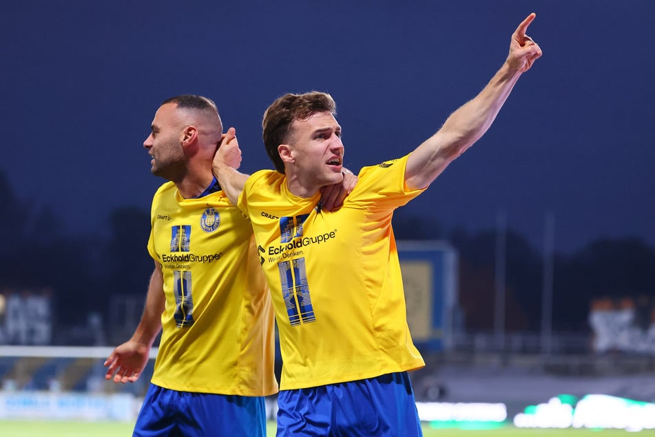 Doppelpacker Jonas Arcalean (r.) wurde zum Matchwinner.