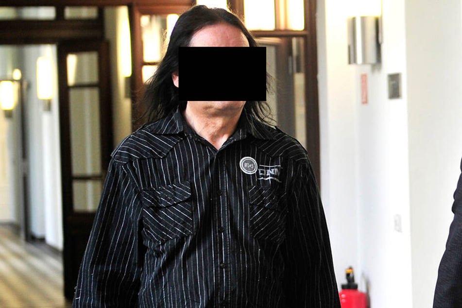 Andreas S. (61, l.) musste sich gestern wegen sexuellen Missbrauchs von Kindern vor dem Chemnitzer Landgericht verantworten.