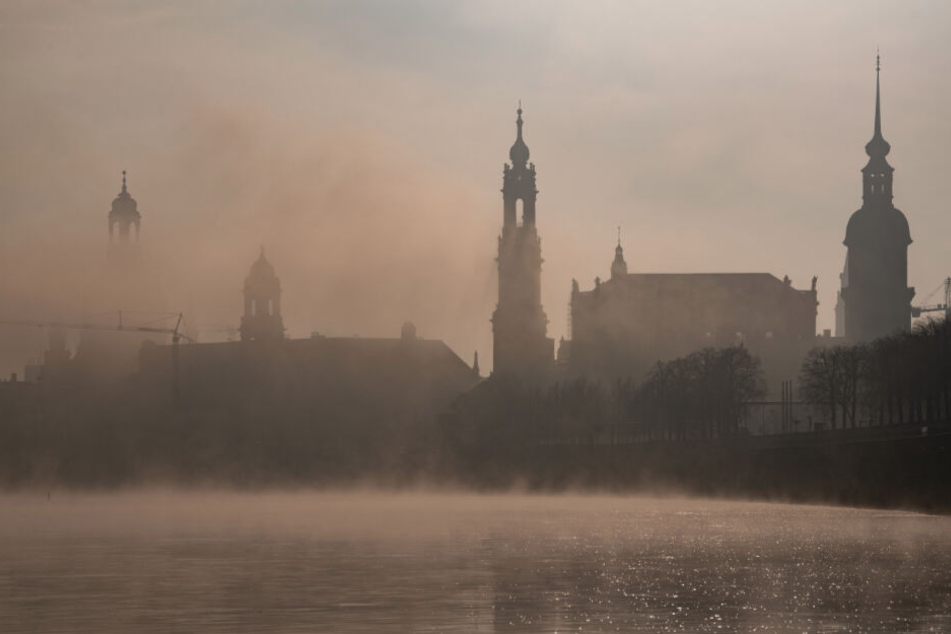 Morgennebel zog am Montag über die historische Altstadtkulisse an der Elbe in Dresden.