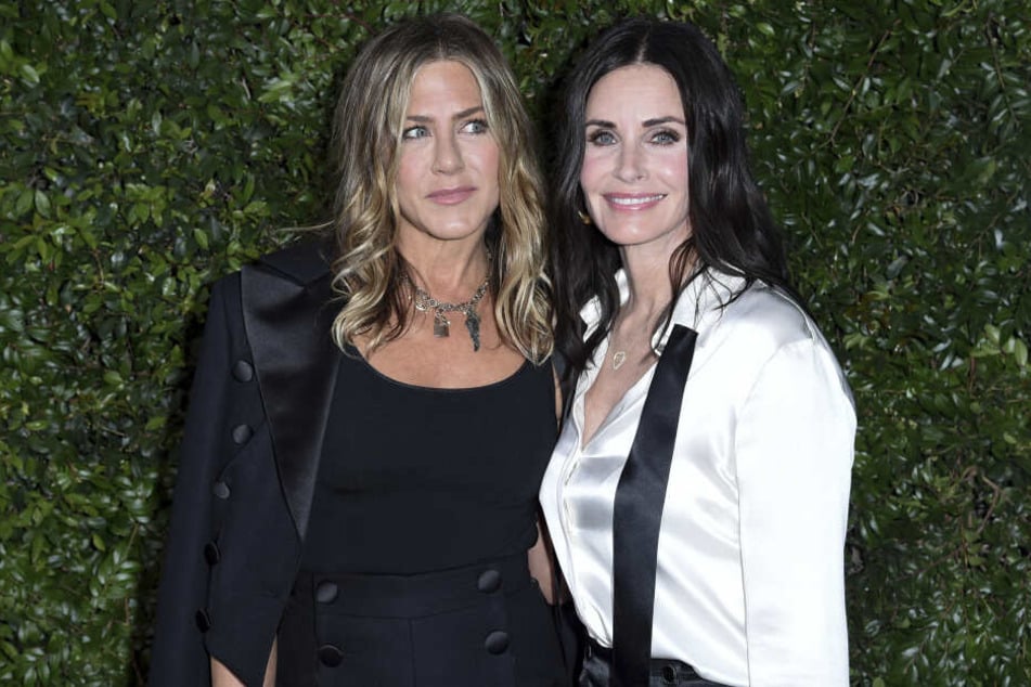 Courteney Cox (r) war ebenfalls in dem Flugzeug.