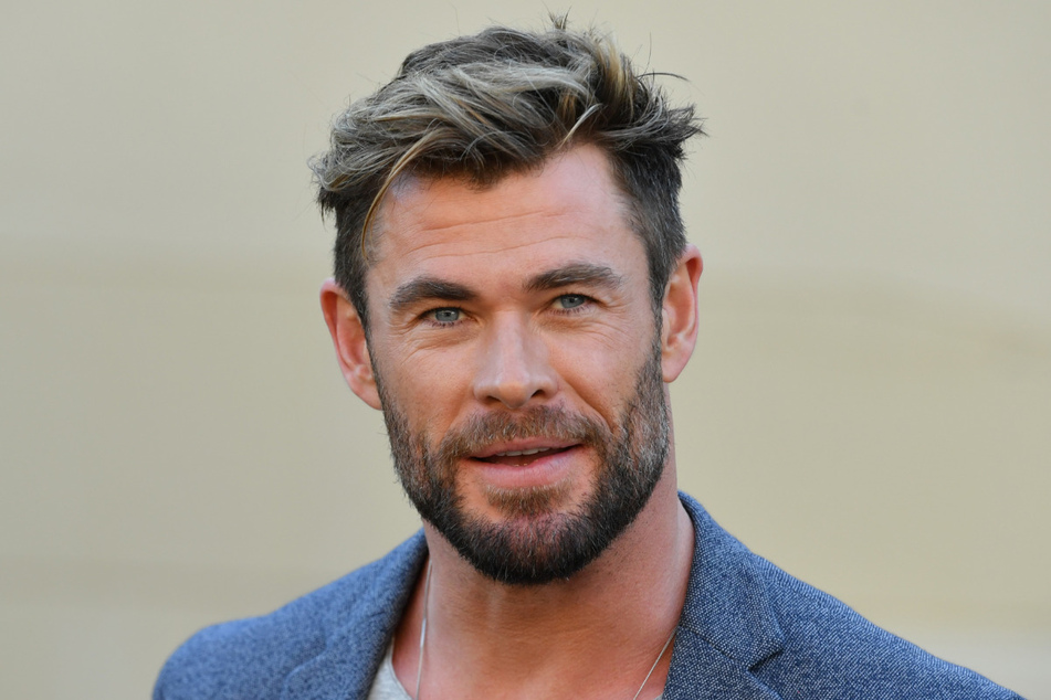 "Thor"-Darsteller Chris Hemsworth (37) postete auf Instagram ein Foto, auf dem er im Muskel-Shirt und mit massiven Oberarmen und durchtrainiertem Oberkörper posiert.