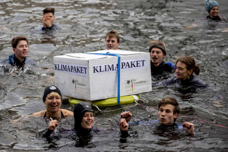 Aktivisten der BUNDjugend protestieren mit einer Bade-Aktion in der Spree zwischen Paul-Löbe-Haus und Marie-Elisabeth-Lüders-Haus des Deutschen Bundestages gegen das Klimapaket der deutschen Bundesregierung