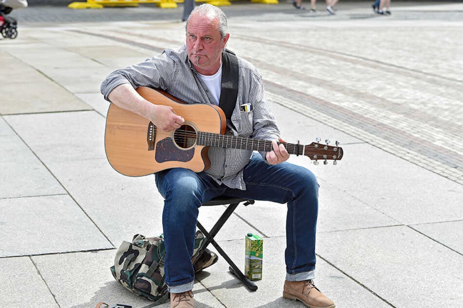 Er macht's noch klassisch: Tommy (53) aus Dresden spielt Gitarre - ganz ohne Elektro-Schnickschnack.