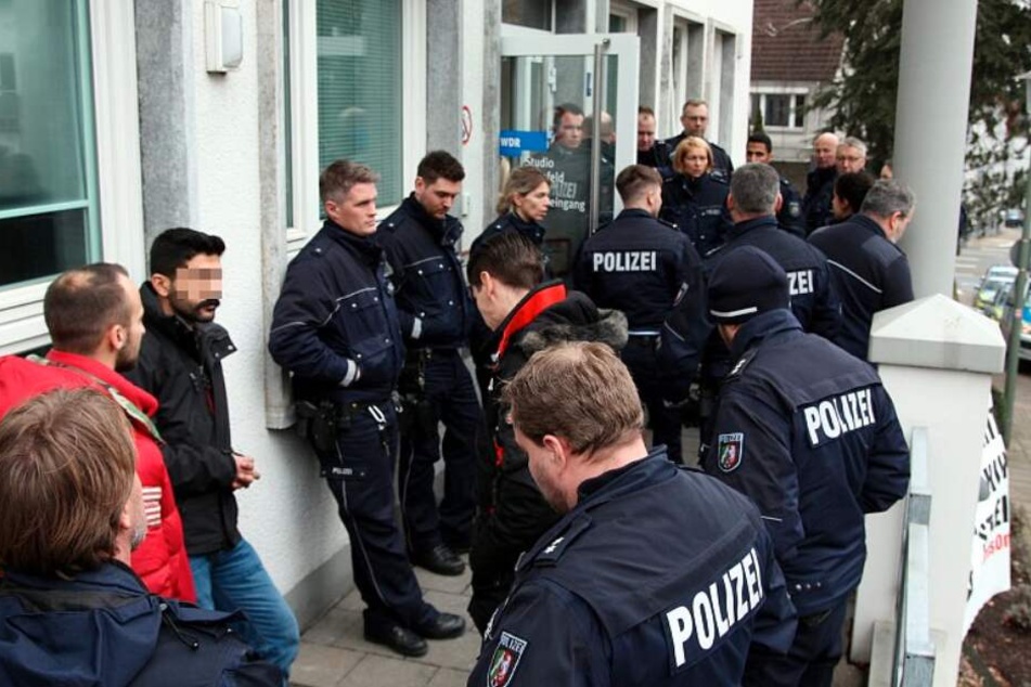 Die Polizisten verwehrten einigen Aktivisten den Zugang zum WDR-Studio.