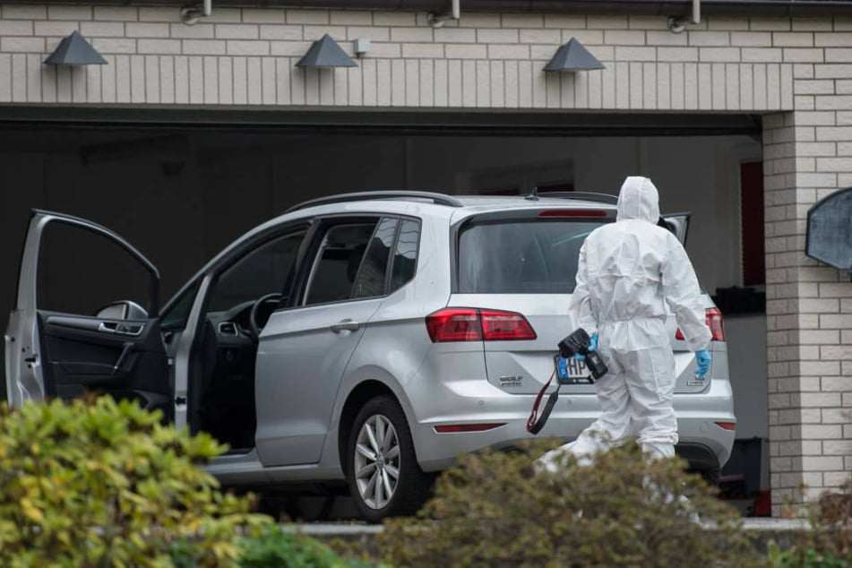 Die Spurensicherung nahm auch den Familienwagen, aus dem das Elternpaar gerettet wurde, genauer unter die Lupe.