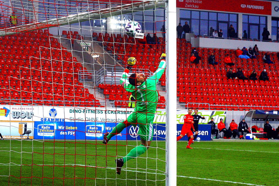 Das 1:0-Siegtor für den 1. FC Magdeburg beim Hinspiel in Zwickau am 28. November: Andreas Müller (Foto oben) zieht ab, der Ball schlägt unhaltbar für Schlussmann Johannes Brinkies (27) im FSV-Gehäuse ein.