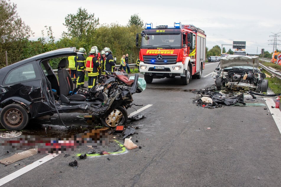 Trümmerfeld auf der Autobahn! Zwei Tote nach schwerem Geisterfahrer-Unfall