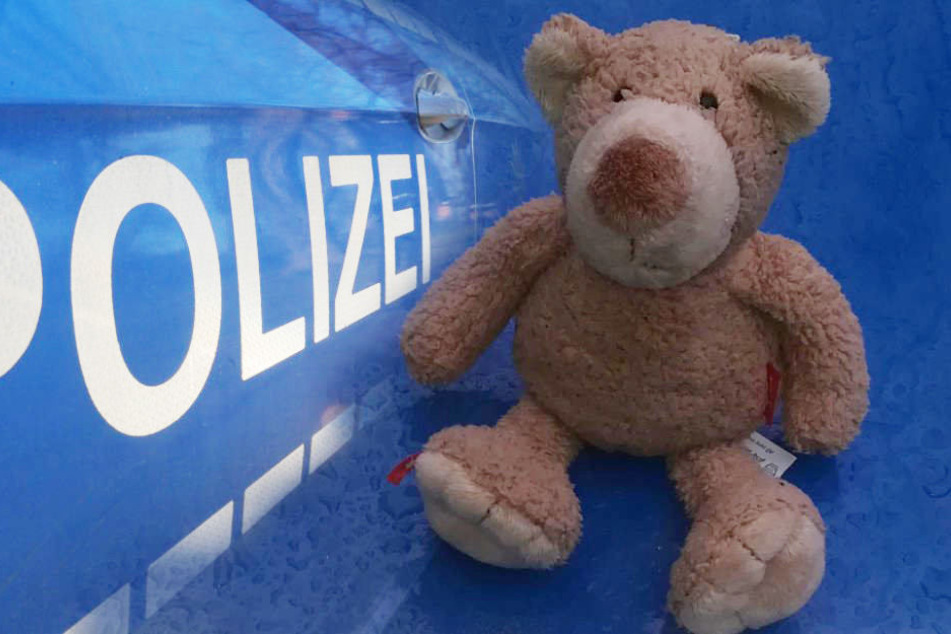 Zum Glück war die Polizei vor Ort, um den Teddy aufzupäppeln.