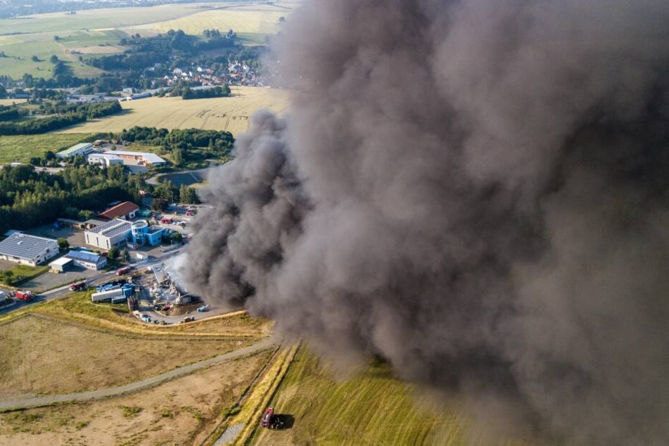 Während des Brandes ist eine riesige dunkle Rauchwolke über der Chemiefabrik aufgestiegen.