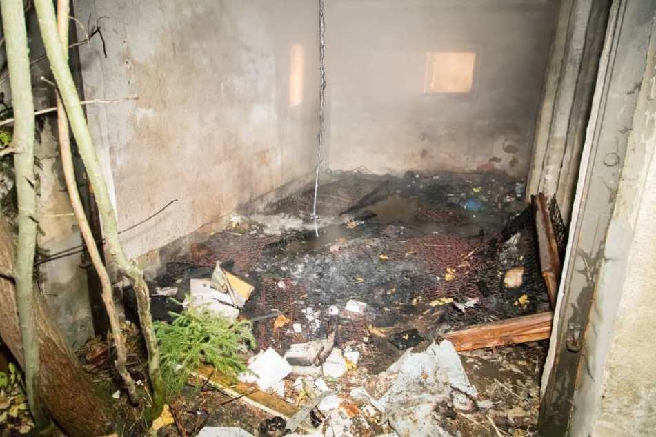 Im Erdgeschoss der Ruine "Waldesruh" brannte Unrat.