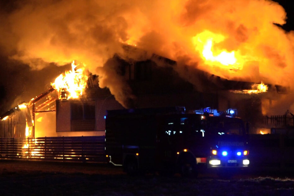 Das Feuer bracht mitten in der Nacht aus.