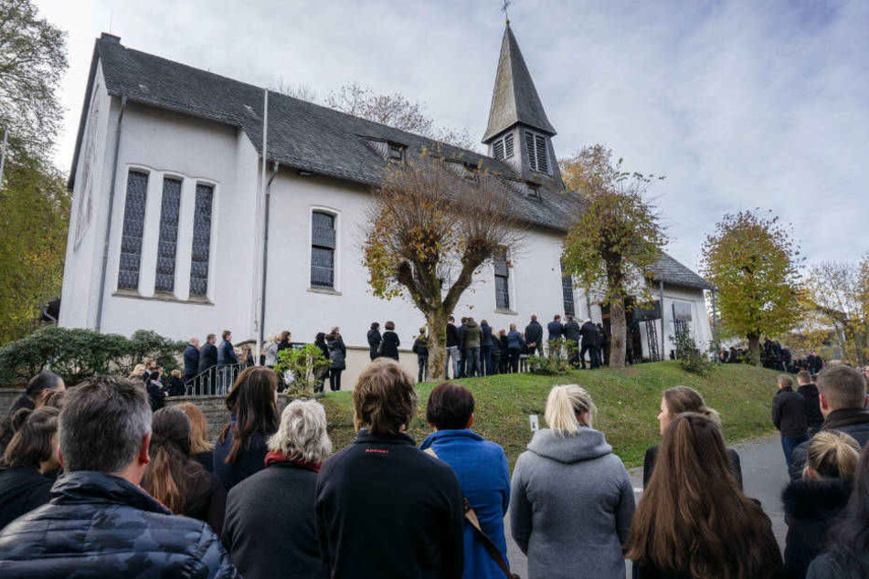 Mehrere hundert Menschen nahmen an der Trauerfeier am Dienstag in Wenden teil.
