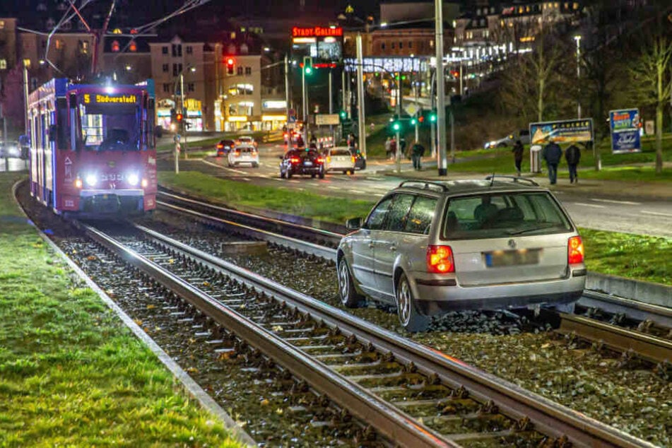 Gegen 17.30 Uhr war schon ein VW-Fahrer an der Syraer Straße ins Gleisbett gefahren.