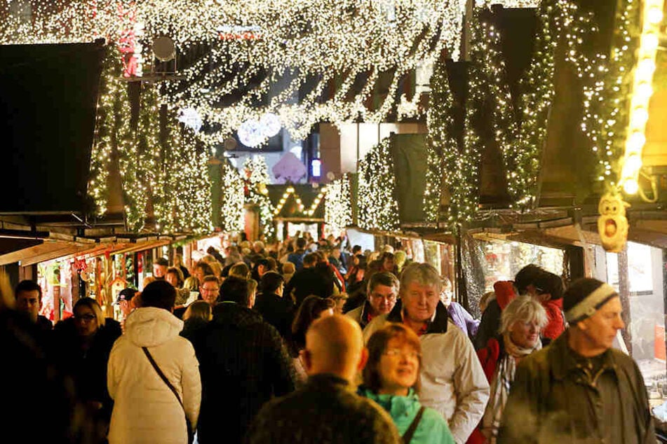 In diesem Jahr wird die Polizei verstärkt Präsenz auf den Weihnachtsmärkten zeigen. (Symbolbild)