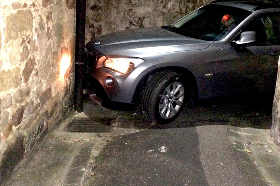 Für den BMW gibt es weder vor, zurück noch zur Seite ein Entkommen.