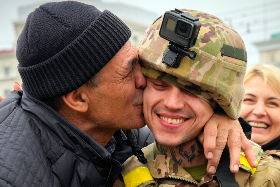 Ein Mann feiert einen der ukrainischen Soldaten in Cherson. Das Land träumt nun vom Sieg über Russland.