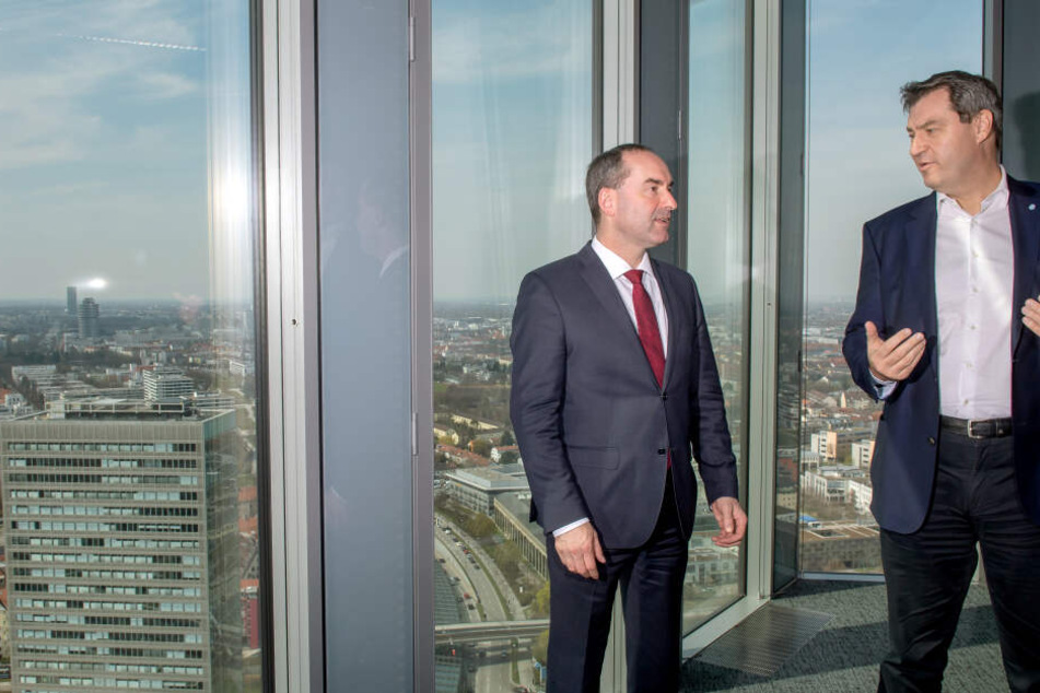 Hubert Aiwanger (Freie Wähler, l), stellvertretender Ministerpräsident und Staatsminister für Wirtschaft, Landesentwicklung und Energie, und Markus Söder (CSU), Ministerpräsident von Bayern, nach der Kabinettssitzung.