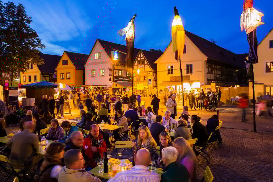Bei den Herbst- und Weinfesten, wie in Radebeul, könnt Ihr gemütlich beisammensitzen und guten Wein trinken.