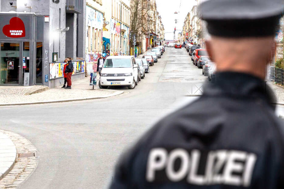 Auf der Alaunstraße wurde das Opfer angesprochen und attackiert (Symbolbild).