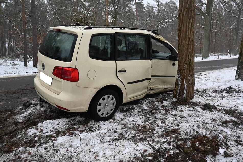 Der VW krachte mit der Seite gegen einen Baum und musste abgeschleppt werden.