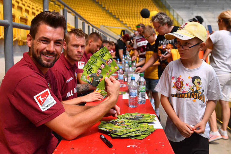 Torwart Patrick Wiegers zeigt gutgelaunt seine neuen Autogrammkarten.