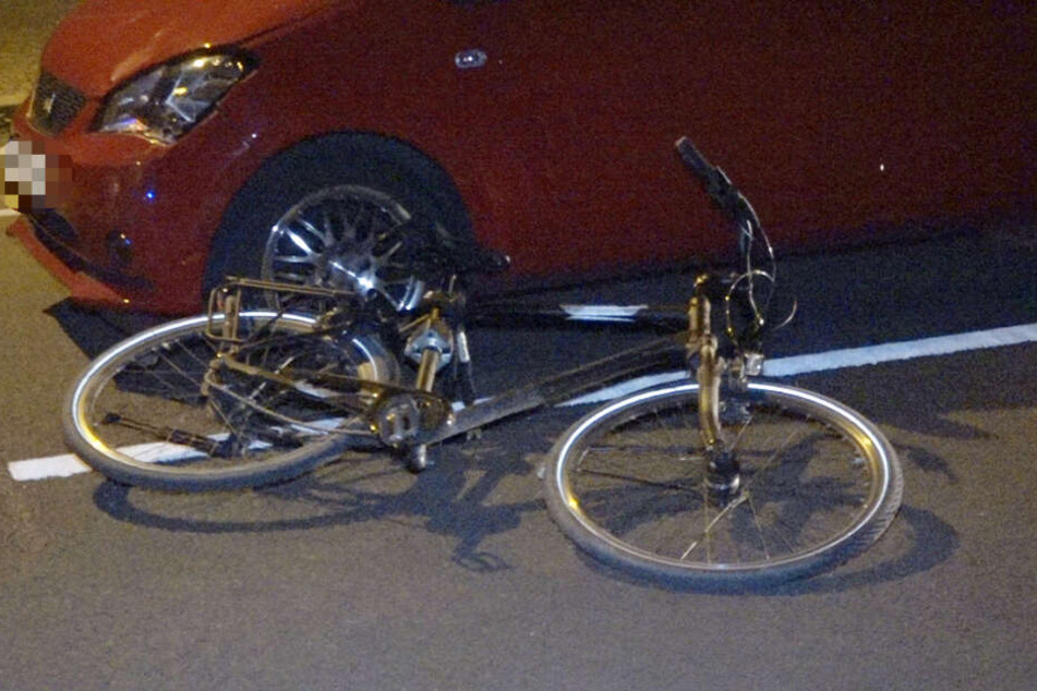Der Radler soll dabei lebensgefährlich verletzt worden sein.