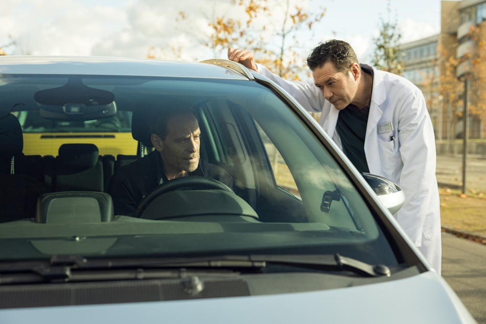 Dr. Philipp Brentano (Thomas Koch, 54, r.) will seinen Freund motivieren, weiterzumachen und aus dem Auto auszusteigen.