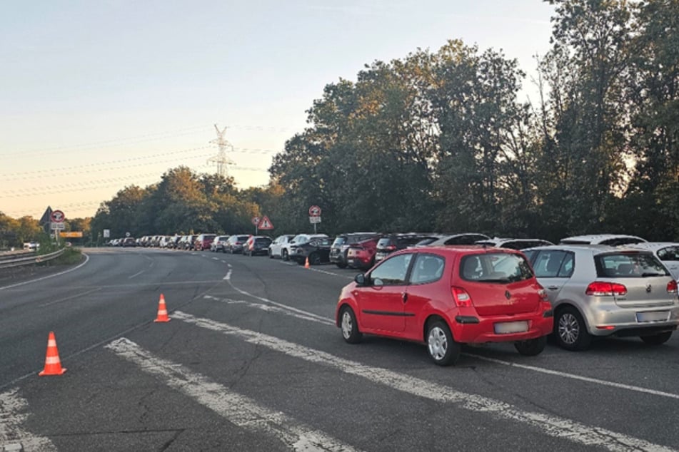 Autofahrer stellten ihre Fahrzeuge einfach auf der A27 ab.
