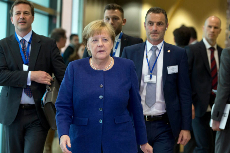 Bundeskanzlerin Angela Merkel (CDU, M), kommt zu einem Sondertreffen mehrerer EU-Staaten zur Flüchtlingspolitik in Brüssel an.