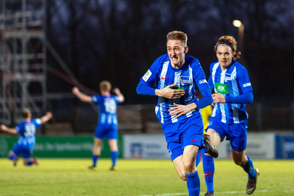 Herthas spielstarker Sechser Florian Krebs (l.) bejubelt mit Ruwen Werthmüller (r.) sein Tor zum 1:1-Ausgleich.