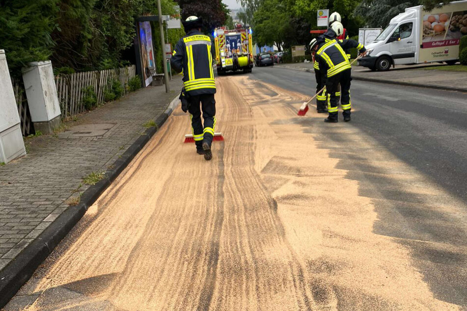 Einsatzkräfte der Feuerwehr streuten die etwa zehn Kilometer lange Ölspur ab.