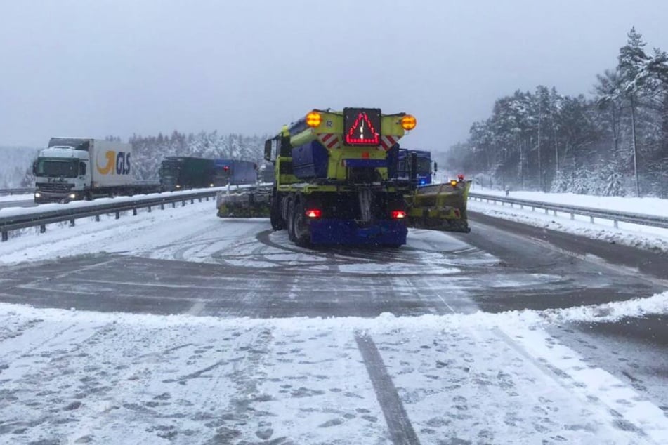 Die Polizei, die Feuerwehr, der Winterdienst und das THW brauchten Stunden um die Autobahn wieder freigeben zu können.