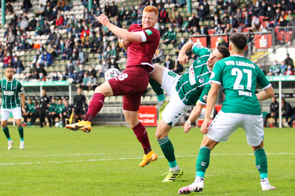 Autsch! Ryan Malone (M.) hat Dynamos Paul Will mit dem Fuß im Gesicht erwischt.