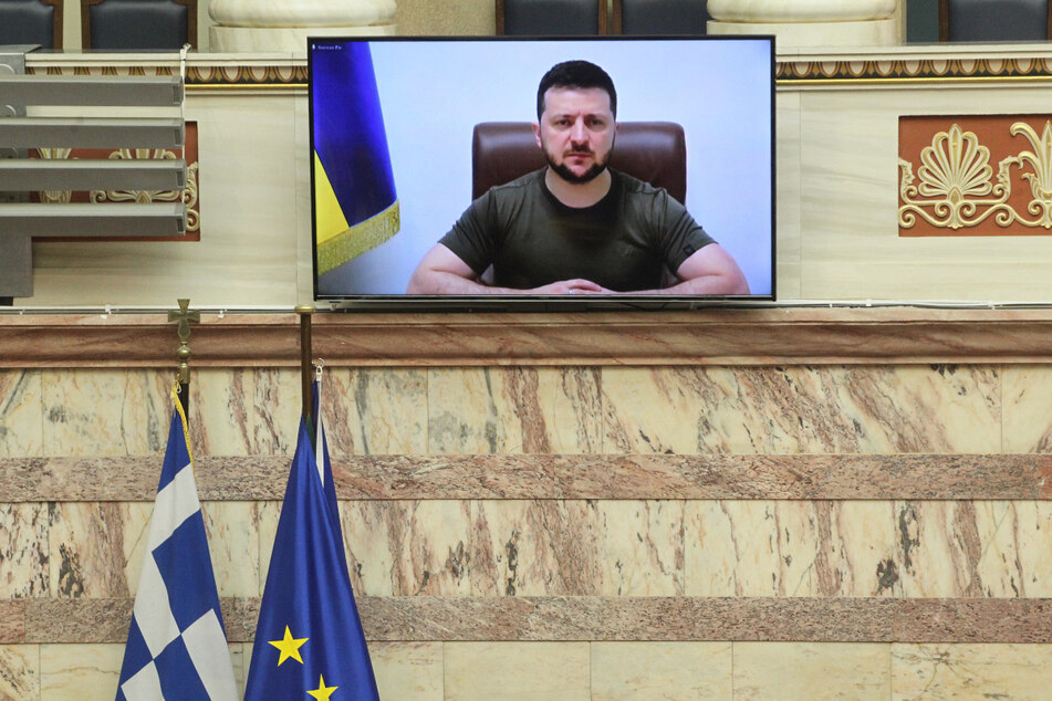 Wolodymyr Selenskyj spricht via Videoübertragung im griechischen Parlament.