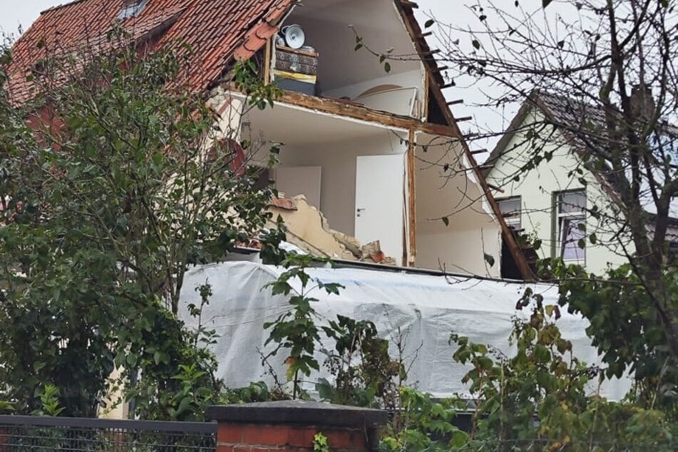 Hauswand weggesprengt: Explosion zerstört Wohnhaus