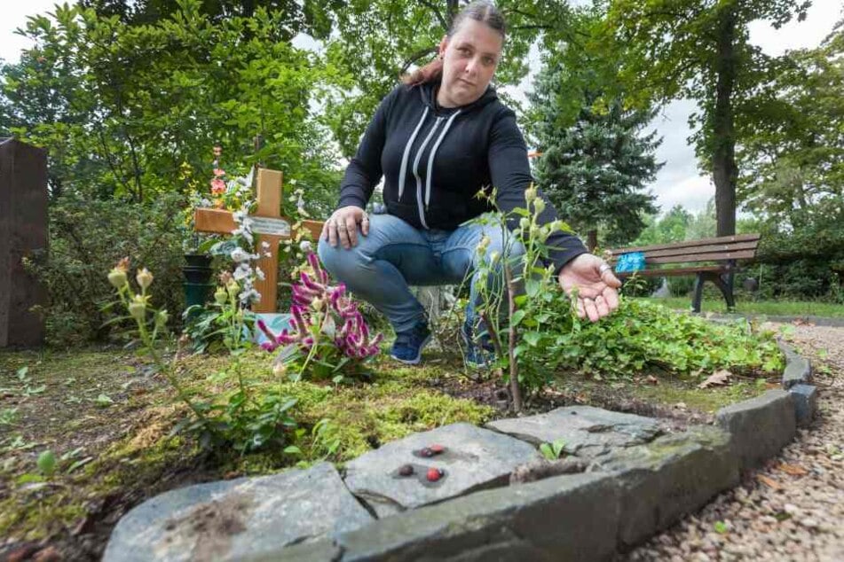Antje Emmerlich (28) neben dem geplünderten Grab ihrer
Zwillinge Aurora-Sirina und Amaya-Destieny. Die traurige Mutter verzichtet
vorerst auf neuen Grabschmuck.