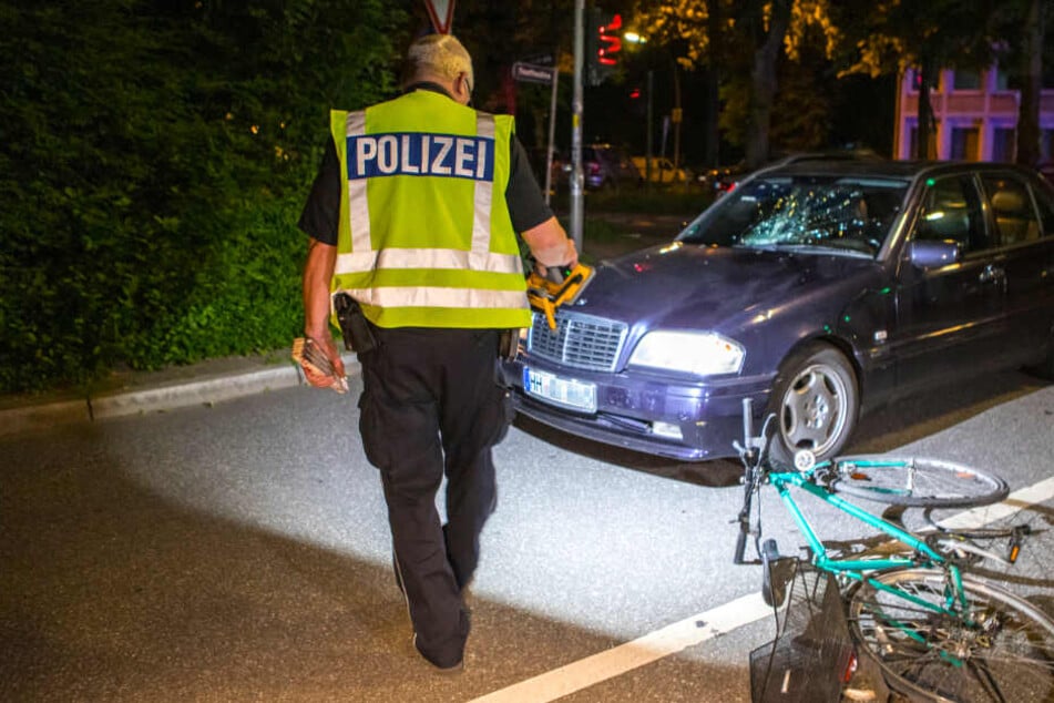 Ein Polizeibeamter inspiziert den Unfallort.