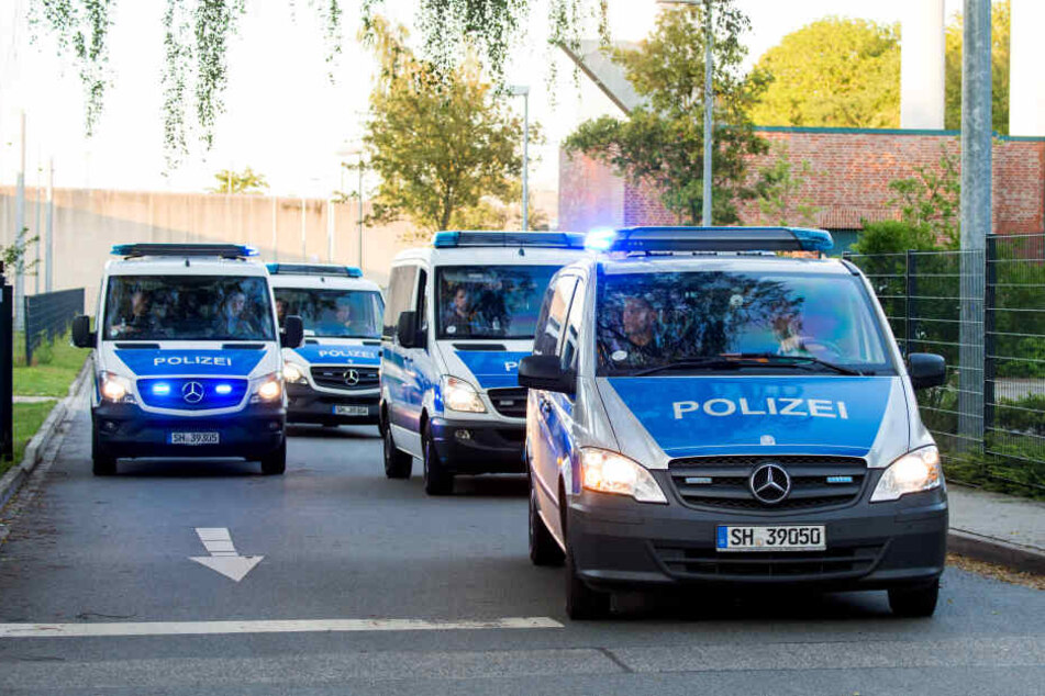 Polizeifahrzeuge verlassen die Justizvollzugsanstalt Lübeck. Dort hatte es am Montagnachmittag eine Geiselnahme gegeben, die glücklicherweise unblutig zu Ende ging.