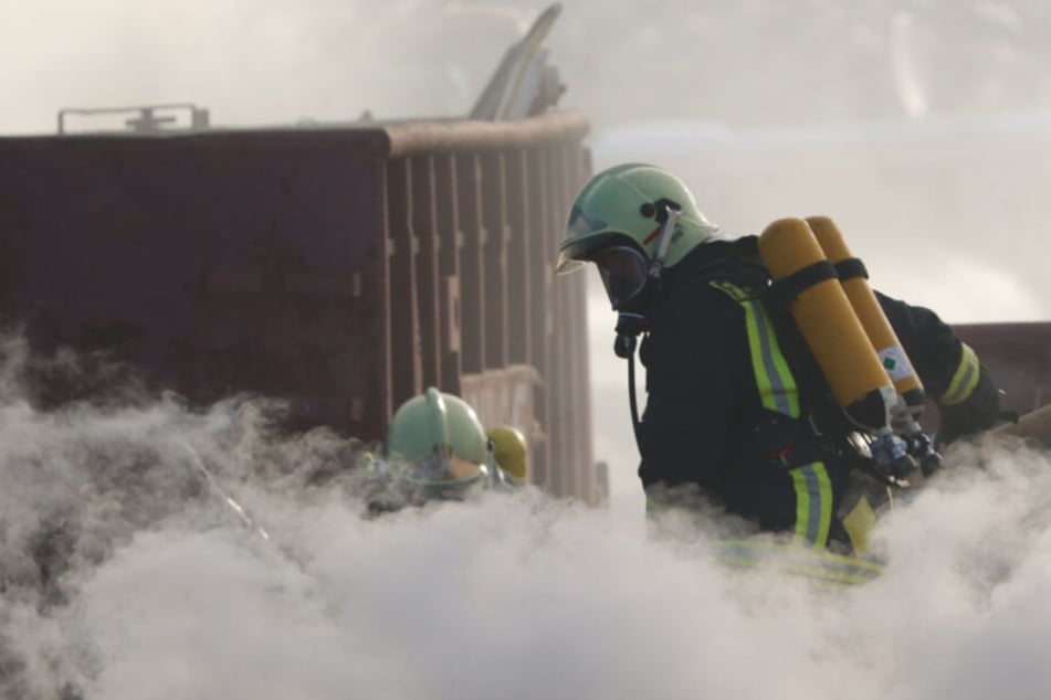 Feuerwehrleute am Einsatzort in Germendorf.