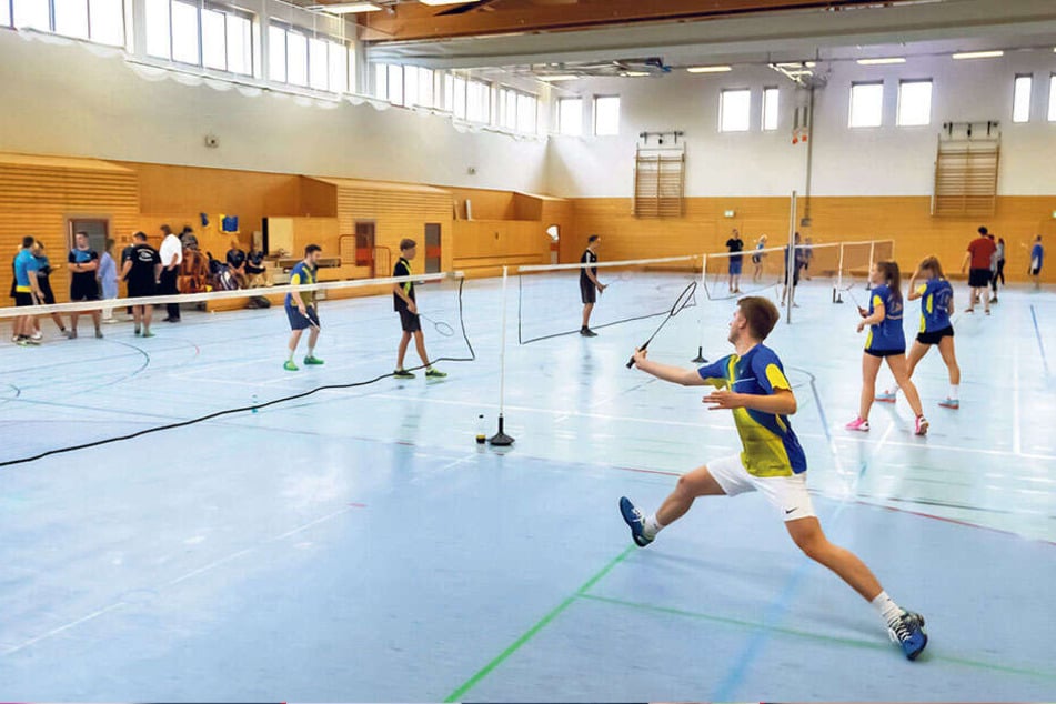 Badminton für alle: Das Turnier fand in der Turnhalle am Goldkindstein statt. Julius Gerdes (24, r.) zeigt, wie schnell die Sportart sein kann.