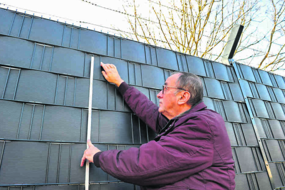 Anwohner Ulrich Kühnel (70) will es genau wissen und misst eine Zaunhöhe von über zwei Metern.
