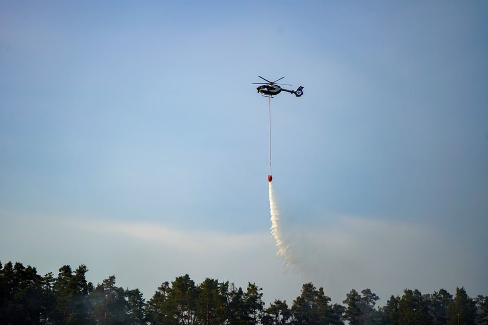 Hubschrauber versuchten, den Brand zu löschen.