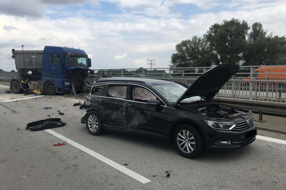 Mit voller Wucht krachte der Lastwagen ins Heck des VW und schleuderte anschließend in die Leitplanke.